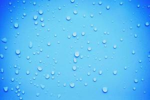 gotas de agua sobre fondo azul foto