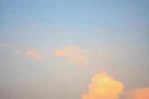 hermoso cielo con nubes foto