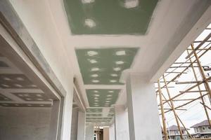 instalación de paneles de yeso en el techo en el sitio de construcción foto