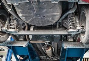 coche en ascensores en el centro de servicio automático para mantenimiento y sustitución de neumáticos foto