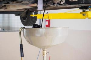 cambio de aceite de motor en taller de reparación de automóviles foto