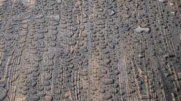 gotas de lluvia sobre una mesa de madera. textura de madera foto