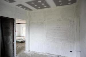 interior de la habitación vacía con techo de placa de yeso en el sitio de construcción foto