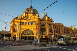 melbourne, australia - 02 de octubre de 2015 - estación de la calle flinders el hito icónico de melbourne, australia. foto