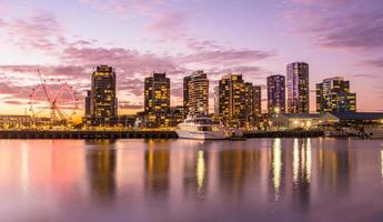 los muelles frente al mar de melbourne en la noche, australia. foto