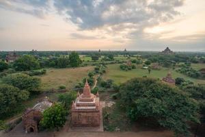 vista de la llanura de bagan desde la pagoda shwesandaw, región de mandalay, myanmar. foto