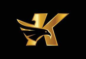 letra inicial del monograma k con símbolo de espacio negativo de cabeza de águila. diseño creativo del vector de la cabeza del águila