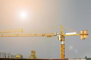 grúa torre de construcción en el sitio de construcción foto