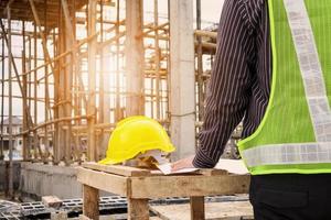 trabajador ingeniero profesional en el sitio de construcción de la casa foto