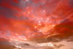 fondo de cielo rojo. fondo de la naturaleza. nubes dramáticas en el cielo en colores rojos foto