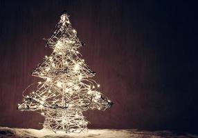 forma de árbol de navidad hecha de luces. foto