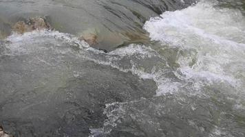 l'écume de la rivière se brisant contre les rochers video