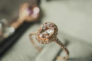 anillo de diamantes de lujo en caja de joyería estilo vintage foto