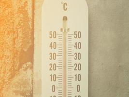 Primer termómetro que muestra la temperatura en grados centígrados foto