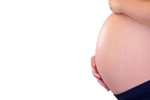 mujer embarazada asiática aislada sobre fondo blanco foto