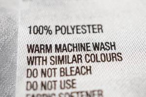 etiqueta de ropa de tela de poliéster con instrucciones de lavado foto