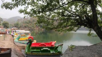 sat tal - zeven meren - is een onderling verbonden groep van zeven zoetwatermeren in het lagere Himalayagebergte in de buurt van bhimtal. video