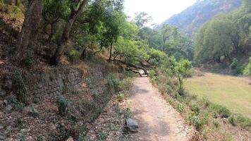 video van een rijdende auto pittoreske bergweg van uttarakhand zit vol met avonturen