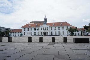 la vista frontal del museo de historia de yakarta museo batavia ubicado en el casco antiguo kota tua de yakarta, indonesia. foto