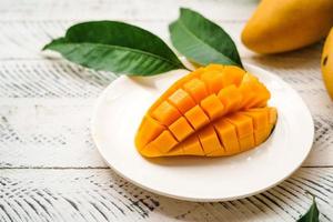 fruta de mango, mango amarillo fresco en madera blanca foto