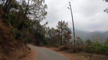 video från en löpande bil pittoreska bergiga vägen i uttarakhand är full av äventyr