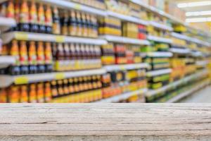 pasillo del supermercado con productos en los estantes foto