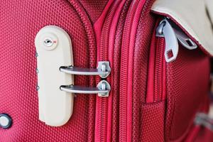 cerradura de combinación en la bolsa de viaje maleta roja foto
