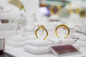 anillos de diamantes en la exhibición de la ventana de la tienda de lujo de joyería foto