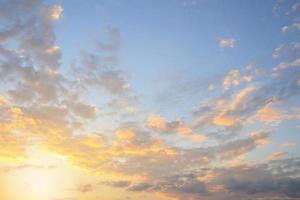 cielo de puesta de sol abstracto con fondo de naturaleza de nubes foto