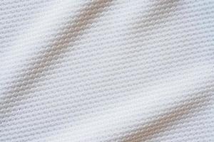 fondo de ropa deportiva de textura de tela de ropa de camiseta de fútbol blanca foto