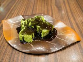 Mochi de té verde con sirope dulce foto