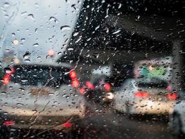 tráfico en día lluvioso foto