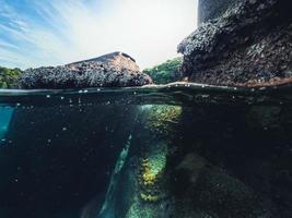 bajo el agua en la playa de la isla foto