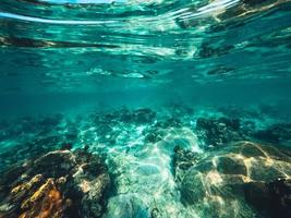 bajo el agua en la playa de la isla foto