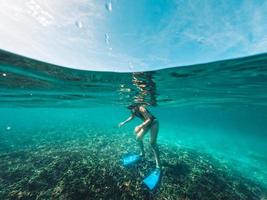 bucear en el mar en una isla tropical foto