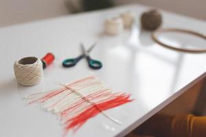 Making a feather from thread photo