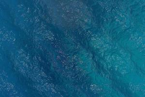 realista mar azul profundo océano vista superior ola de agua tranquila y tranquila bahía de verano pacífica y hermosa textura background.3d rendering. foto