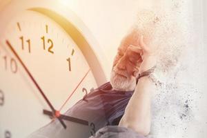cuenta regresiva del tiempo de los ancianos para la pérdida de la enfermedad de alzheimer y demencia su memoria leve y el concepto de vida familiar. foto