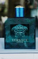 minsk, bielorrusia, junio de 2022 - frascos de perfume versace eros foto