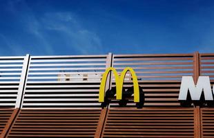 minsk, bielorrusia, junio de 2022 - restaurante de la empresa mcdonald's foto