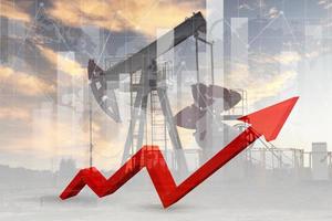 gráfico de crecimiento con una flecha y un aumento en los precios de producción de petróleo crudo en el mercado cambiario. bomba de aceite en el contexto de una puesta de sol y cotizaciones, gráficos y gráficos financieros en aumento. foto