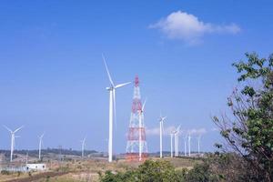 Granja de energía y energía eólica marina con muchas turbinas eólicas en la montaña foto