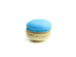 pastel de macarrón francés medio azul y blanco, delicioso postre dulce sobre fondo blanco, concepto de comida encantador. foto