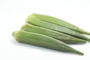 okra es un alimento saludable que comen los japoneses, los coreanos y los europeos. y como hierbas sobre fondo blanco aislado foto