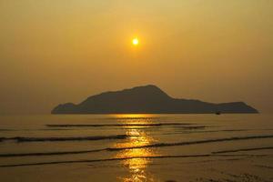 strong wind and ocean waves blow in the evening. The sea floor is light yellow, warm, alternating to see the islands in the sea created by nature, both beautiful and romantic. photo