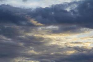 las nubes en el cielo vienen en una variedad de colores después de fuertes lluvias después de que la tormenta entra al final de la temporada de lluvias, principios de invierno después de la lluvia, el cielo suele ser brillante, el clima es fresco. foto