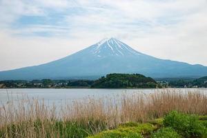 hermosa montaña fuji con nubes y cielo azul en verano, el famoso punto de referencia y lugar de atracción de los turistas que tienen unas largas vacaciones en japón, el lago kawaguchiko foto