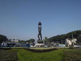 jakarta, indonesia, el monumento al avance de la juventud 2022 es una estatua ubicada en el extremo sur de jalan jenderal sudirman, jakarta, indonesia foto