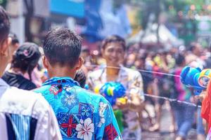 El festival songkran o songkran se celebra en tailandia como el tradicional día de año nuevo del 13 al 15 de abril. gente empapada durante el songkran. foto
