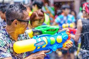 la acción breve de la gente se une a las celebraciones del año nuevo tailandés o songkran en la plaza siam. foto